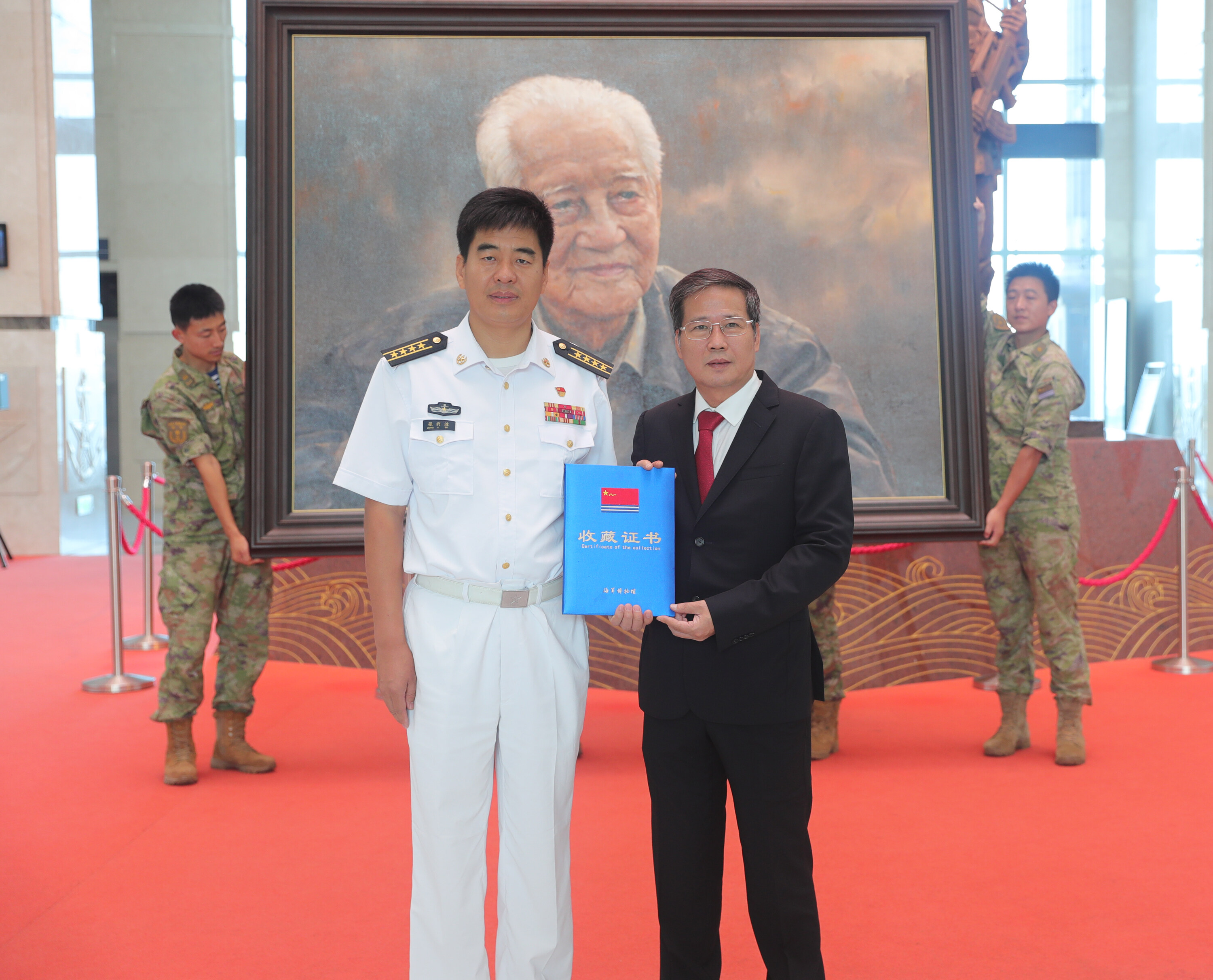 中國人民解放軍海軍博物館館長張利波（左）向廣東畫院副院長馮少協頒發收藏證書.jpg