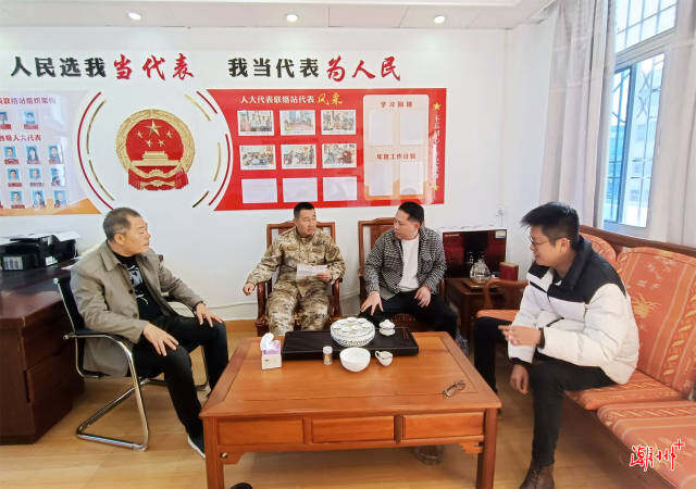 縣人武部副職領導閆明在柘林鎮柘中社區了解應征青年報名情況。