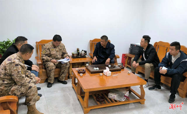 縣人武部主要領導胡釩鵬在黃岡鎮新合村了解應征青年報名情況。