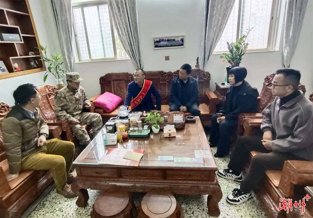 胡釩鵬一行在大埕鎮(zhèn)上東村送立功喜報。