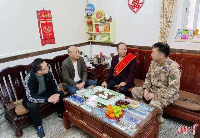 楊志浩一行在聯饒鎮(zhèn)高東村送立功喜報。