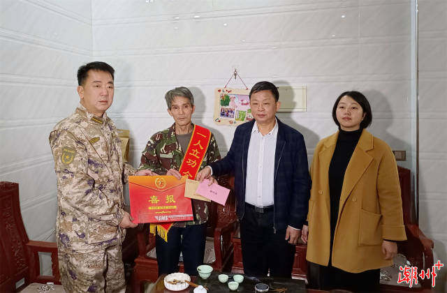 黃振雄一行在浮濱鎮(zhèn)王社鳴陽頂送立功喜報。