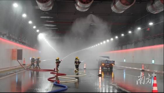 深中通道舉行海底隧道綜合應(yīng)急處置演練。