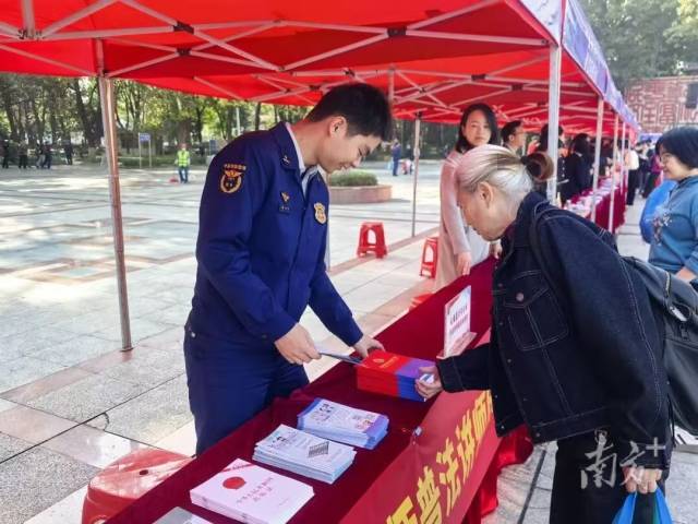 韶關(guān)消防宣傳員化身“火焰藍”消防講師。